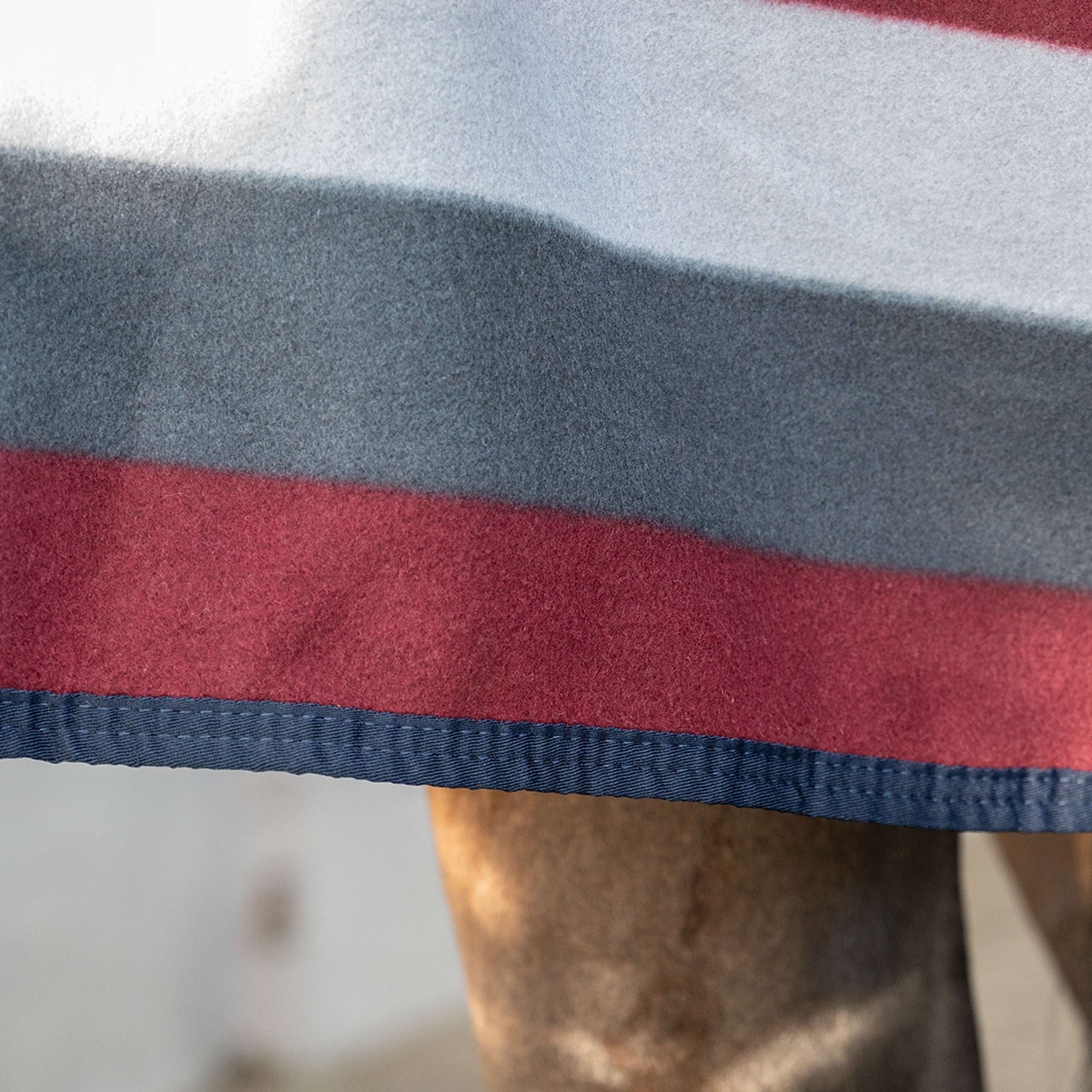 Velder Horsewear Essentials Coperta in Pile Polar Stripes Grigio/Bordeaux