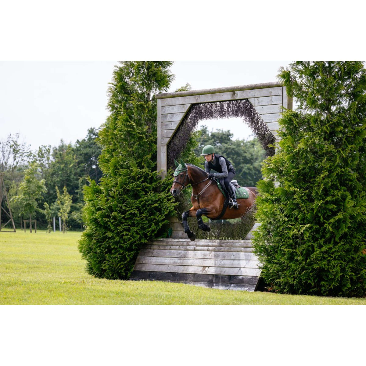 LeMieux Sottosella Loire Classic Square Close Contact Hunter Green