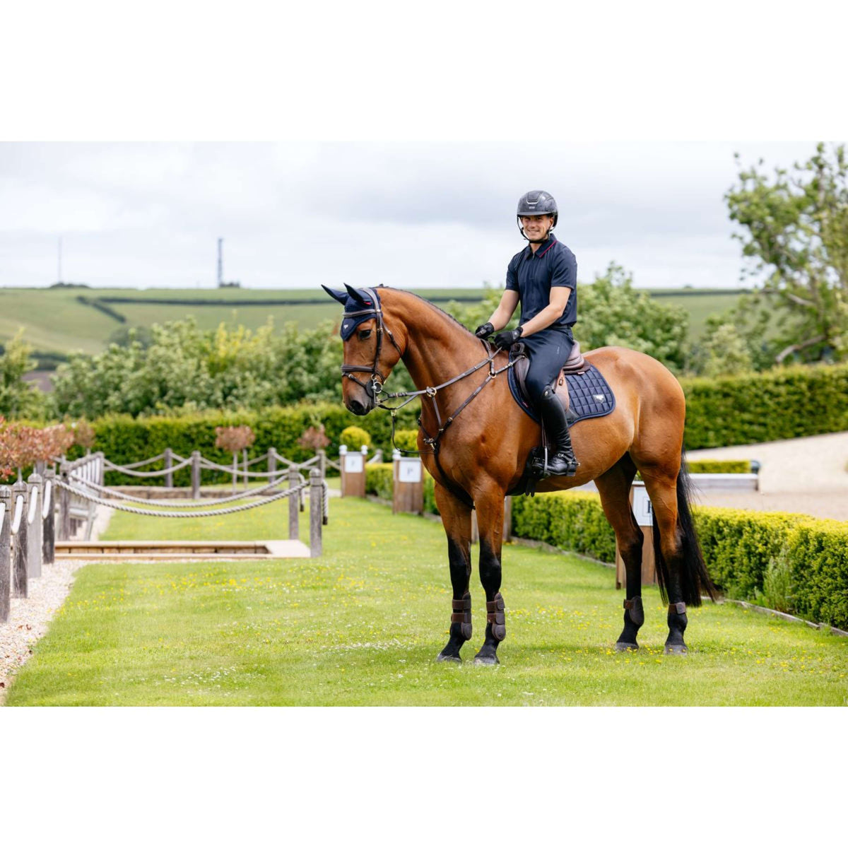 LeMieux Sottosella Loire Classic Square Close Contact Navy