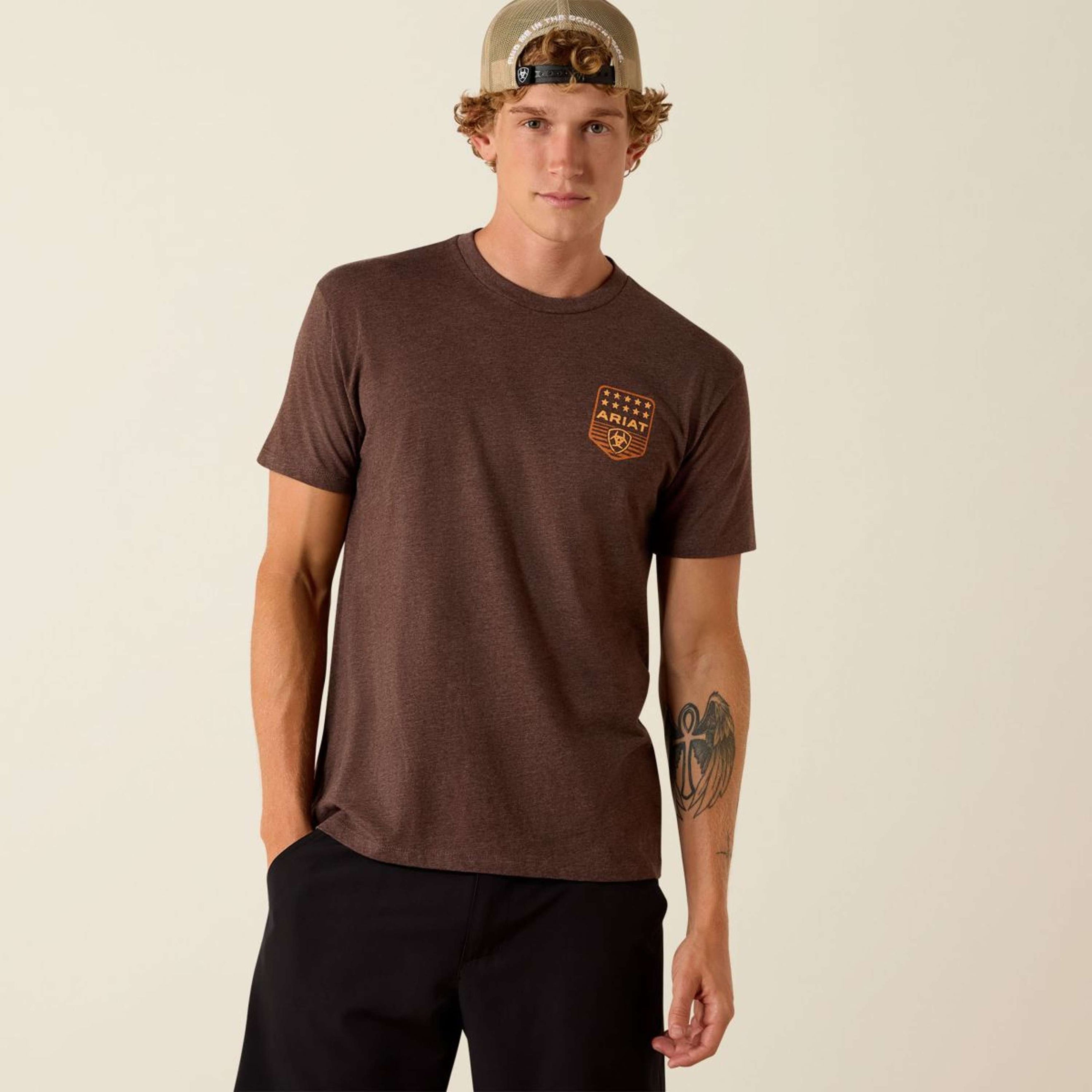 Ariat Maglietta Strip Patriotic Badge Tee Uomini Brown Heather Ariat Maglietta Strip Patriotic Badge Tee Uomini Brown Heather