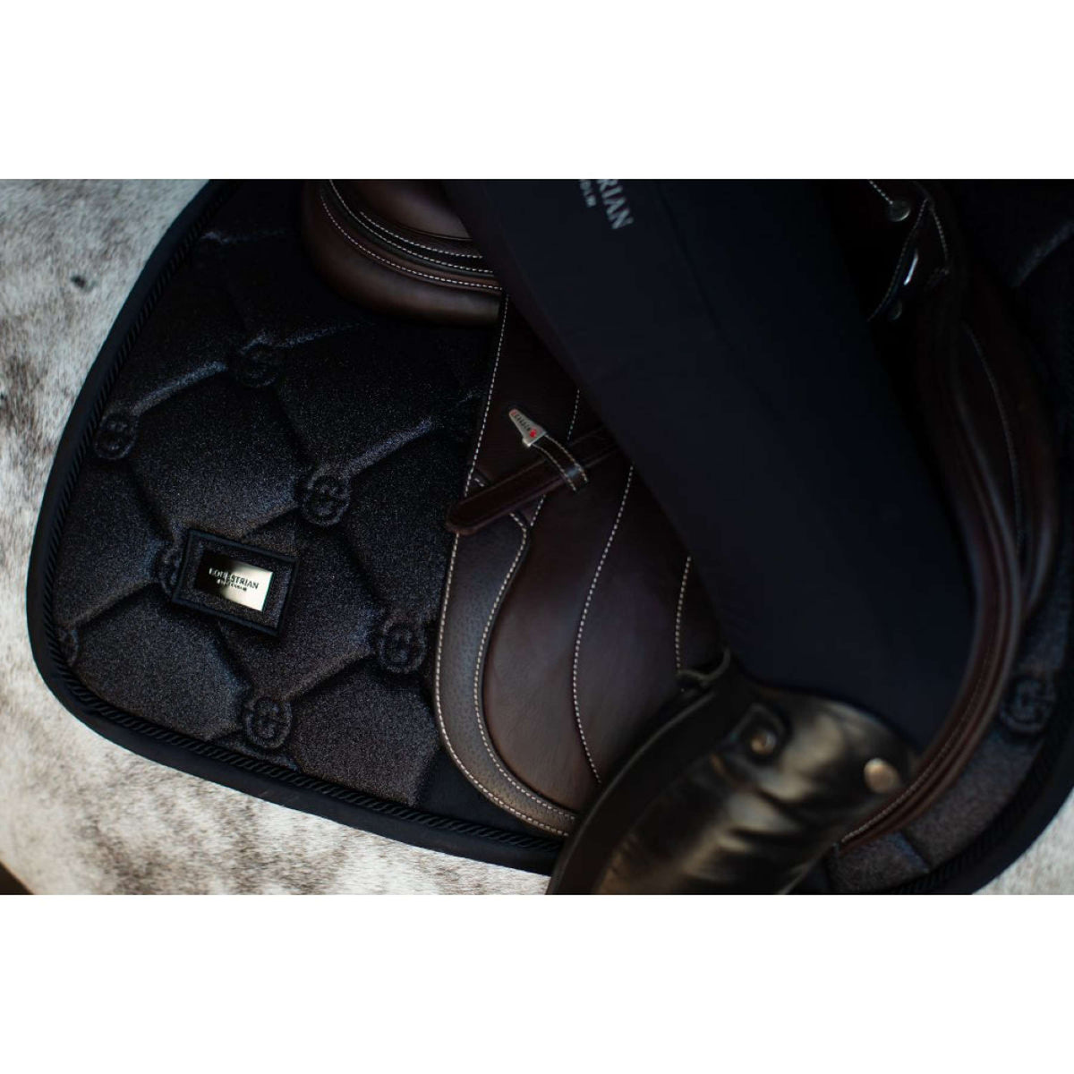 Equestrian Stockholm Sottosella saltando All Black Glimmer