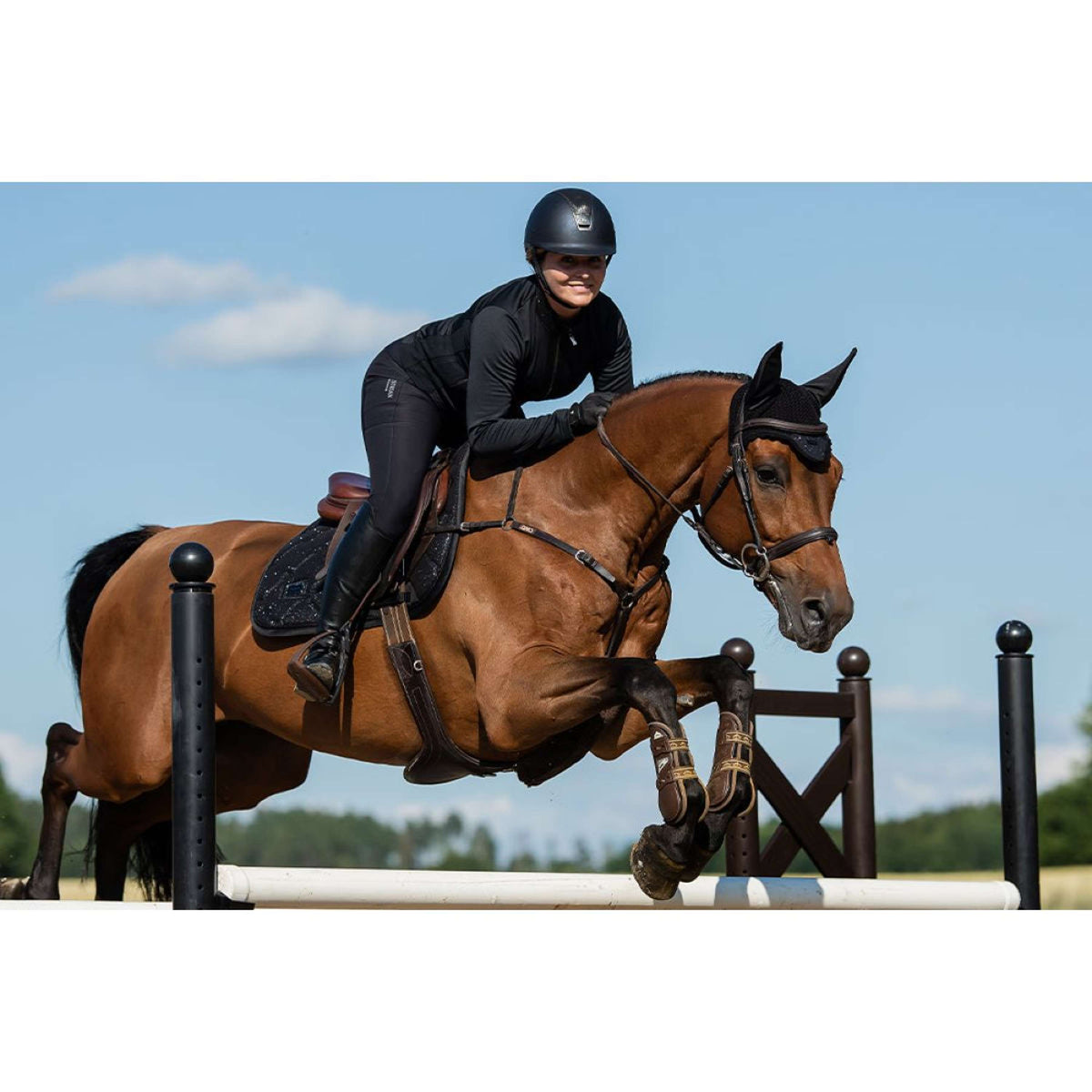 Equestrian Stockholm Sottosella saltando All Black Glimmer