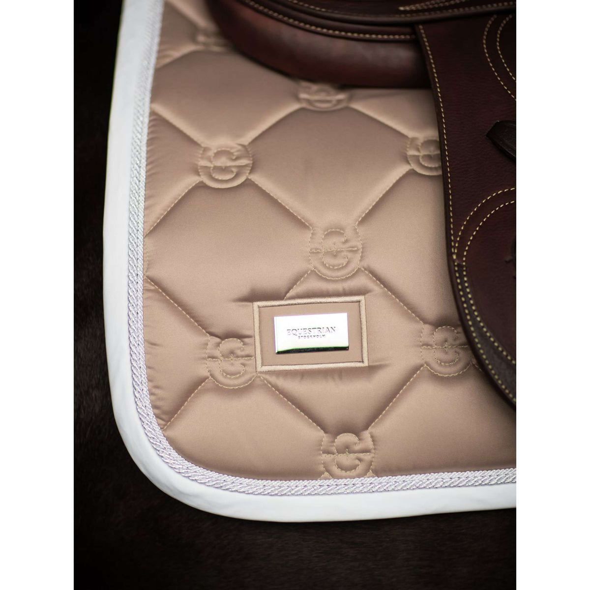 Equestrian Stockholm Sottosella saltando Sand