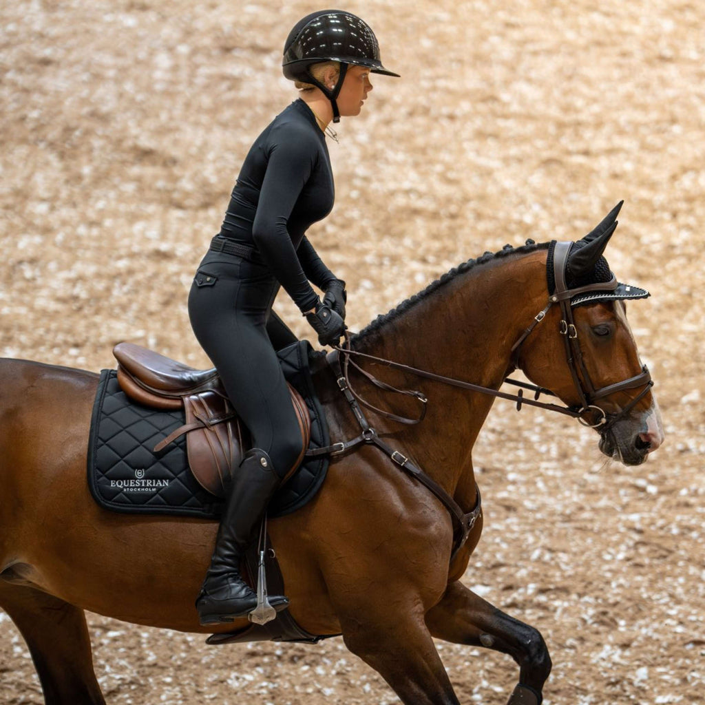 Equestrian Stockholm Sottosella Line saltando Nero