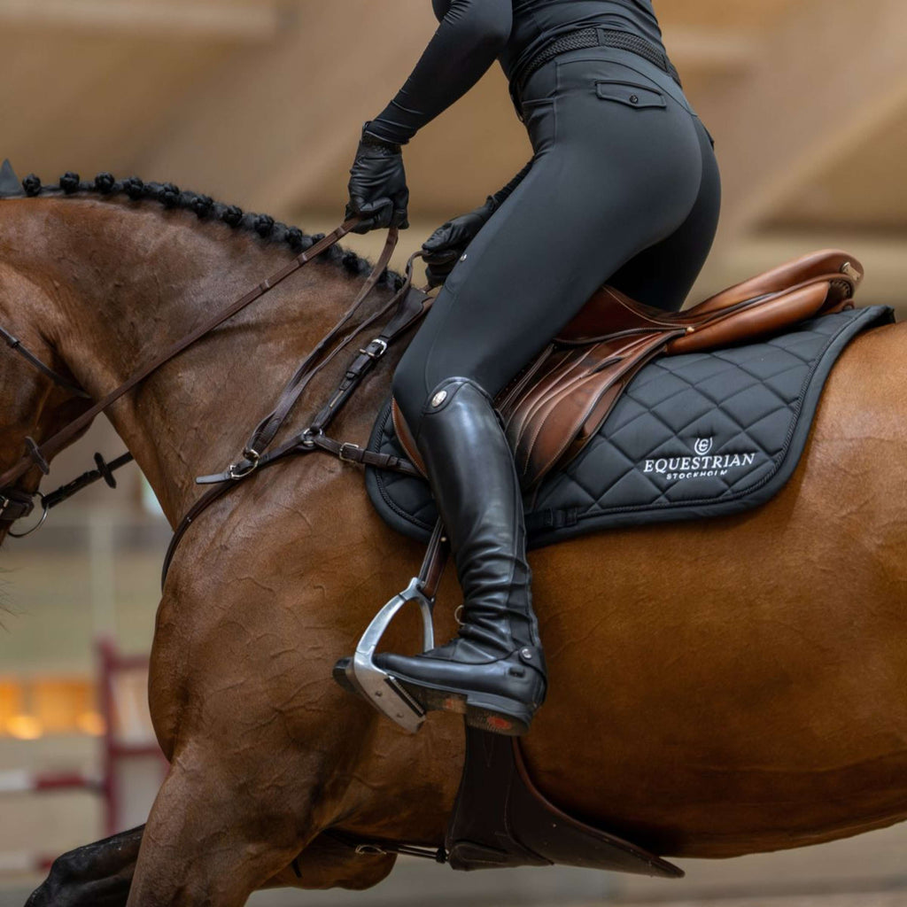 Equestrian Stockholm Sottosella Line saltando Nero