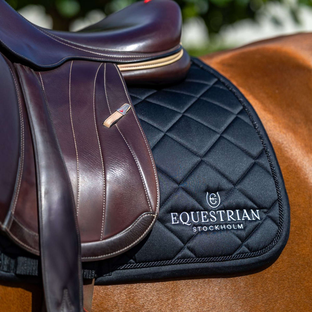 Equestrian Stockholm Sottosella Line saltando Nero