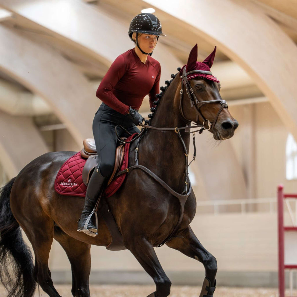 Equestrian Stockholm Sottosella Line saltando Bordeaux