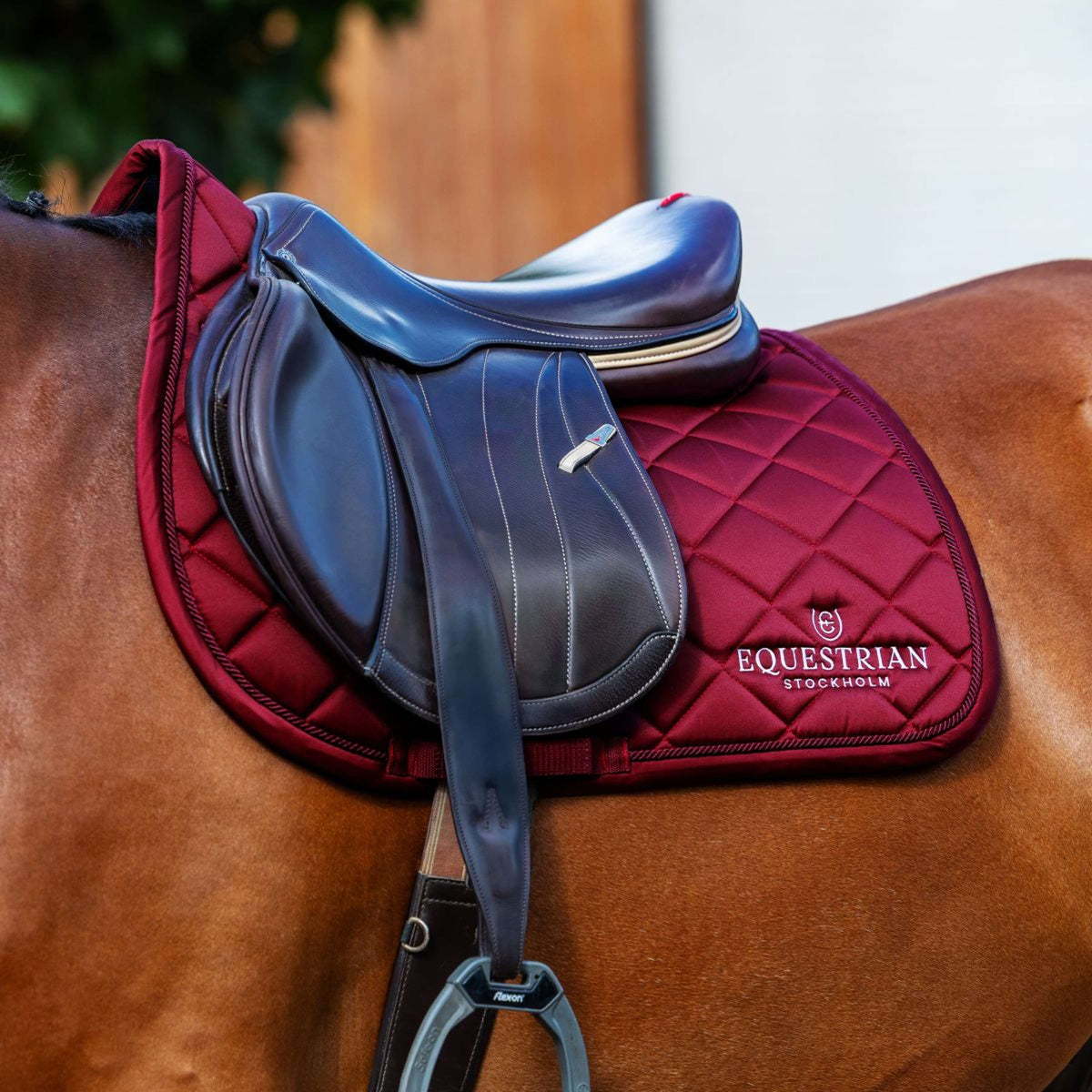 Equestrian Stockholm Sottosella Line saltando Bordeaux