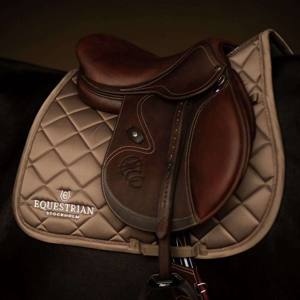 Equestrian Stockholm Sottosella Line saltando Champagne
