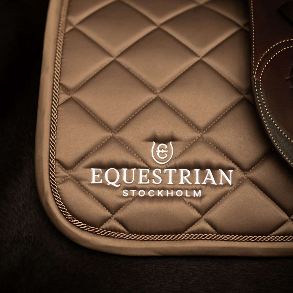 Equestrian Stockholm Sottosella Line saltando Champagne