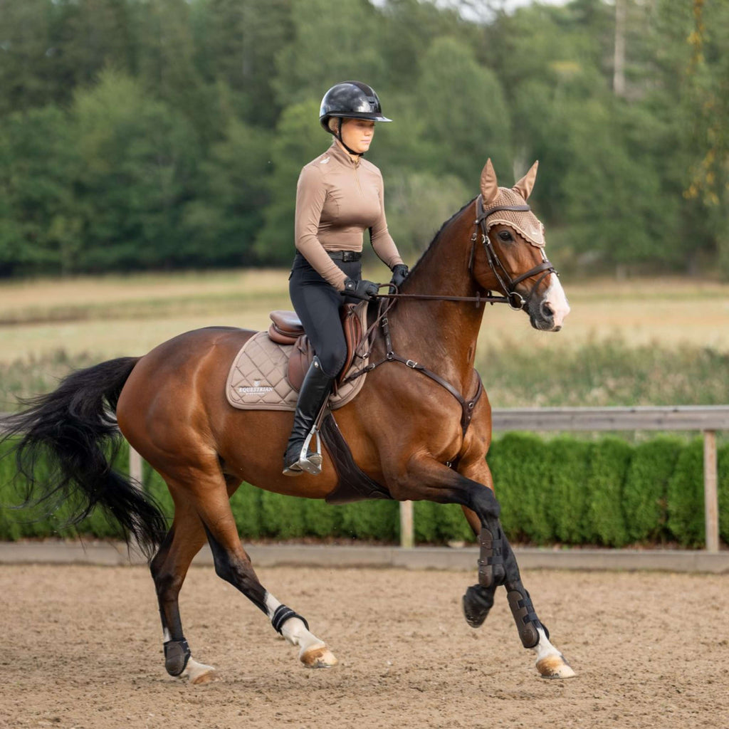 Equestrian Stockholm Sottosella Line saltando Champagne