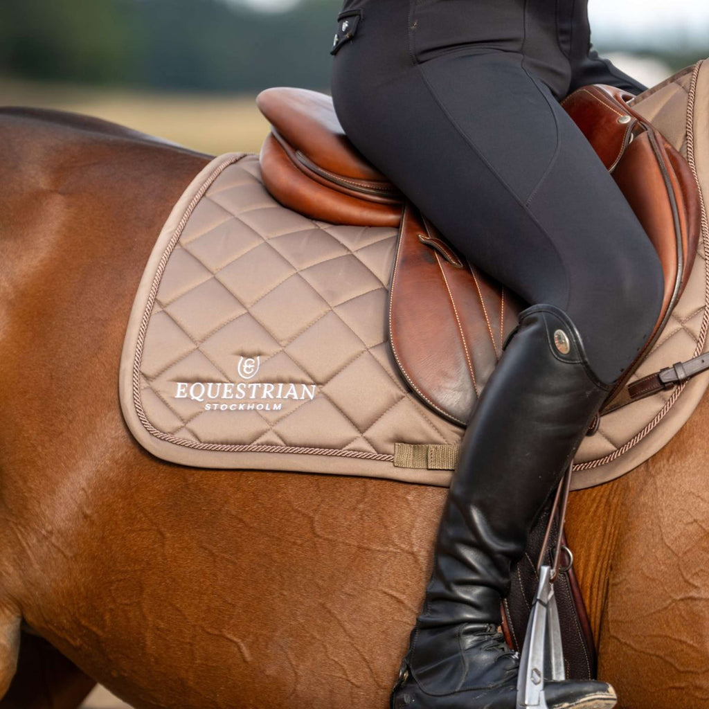 Equestrian Stockholm Sottosella Line saltando Champagne