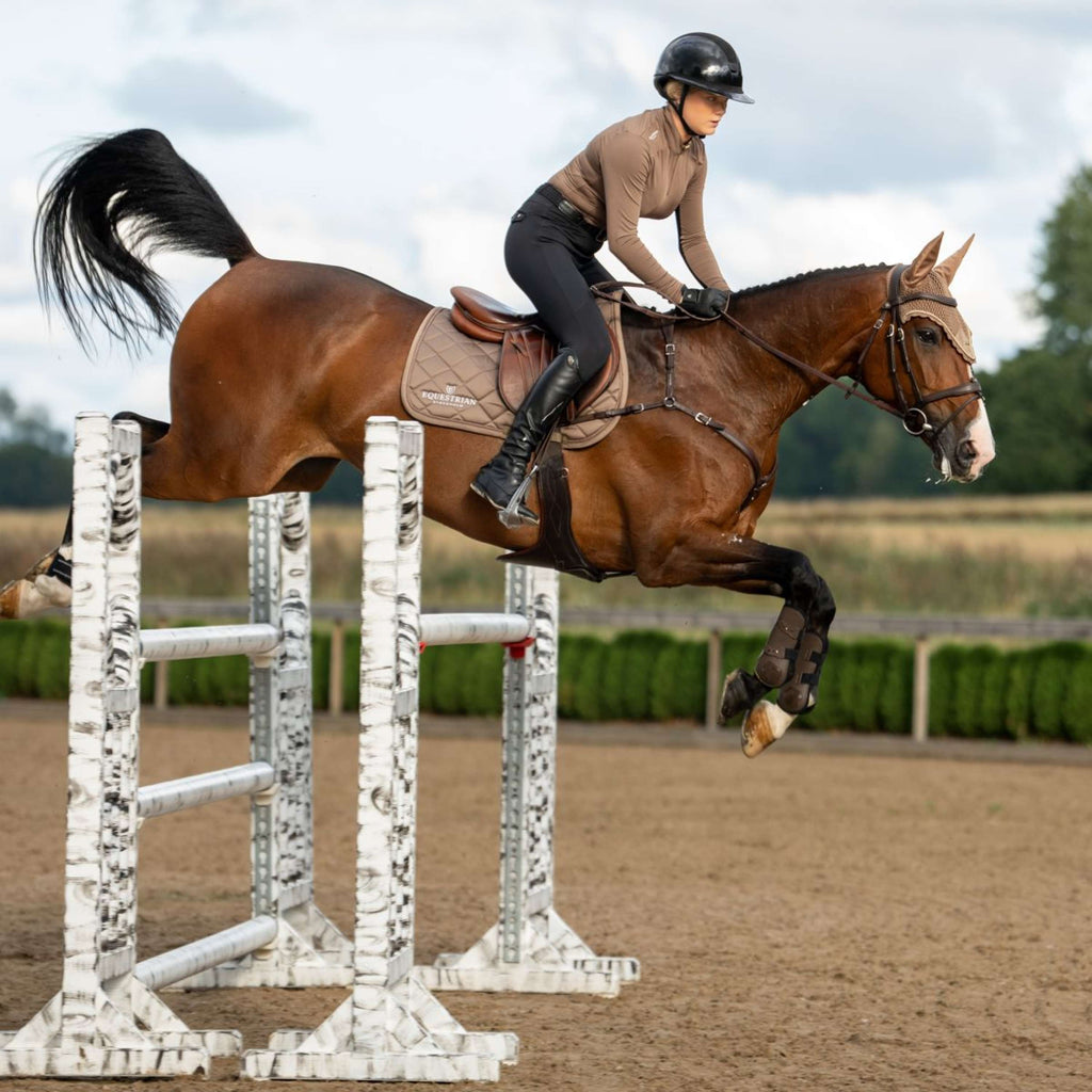 Equestrian Stockholm Sottosella Line saltando Champagne