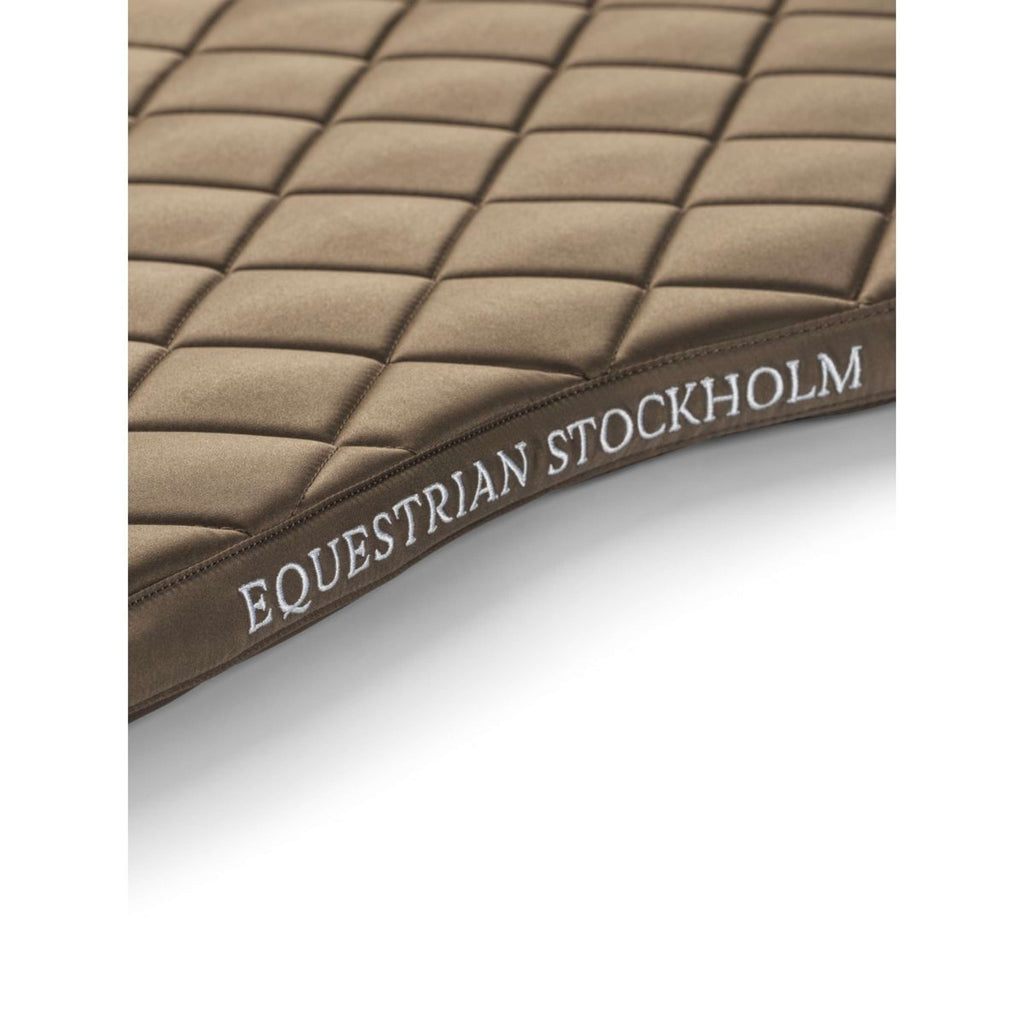 Equestrian Stockholm Sottosella Line saltando Champagne