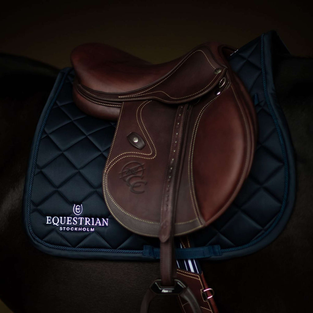 Equestrian Stockholm Sottosella Line saltando Navy