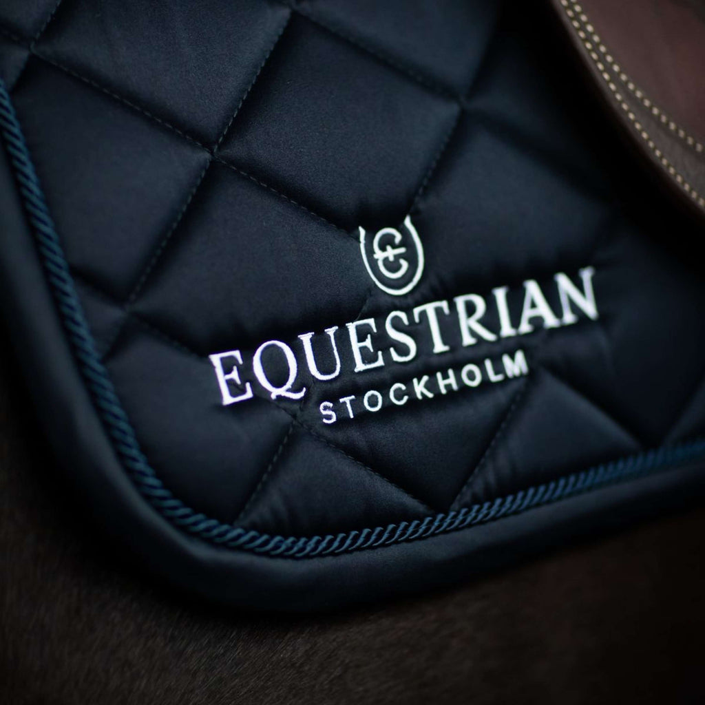 Equestrian Stockholm Sottosella Line saltando Navy
