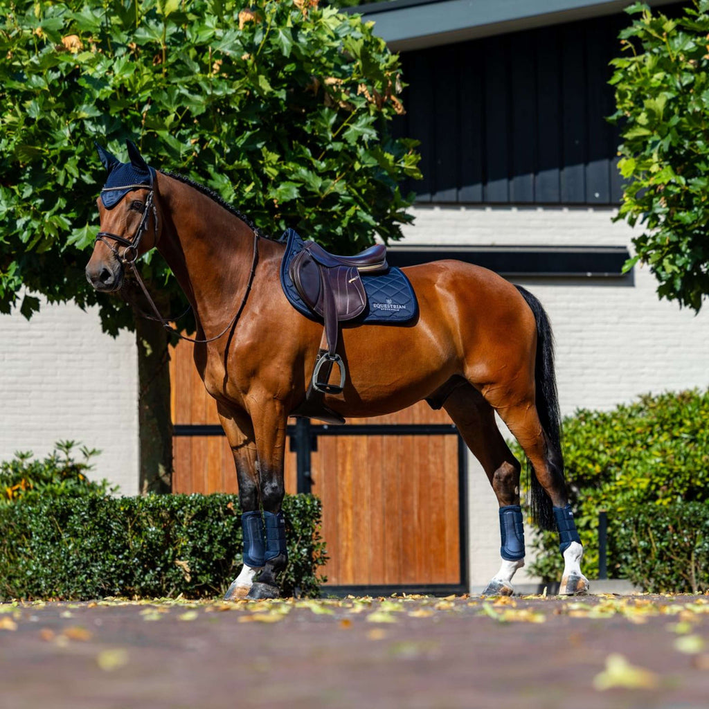 Equestrian Stockholm Sottosella Line saltando Navy