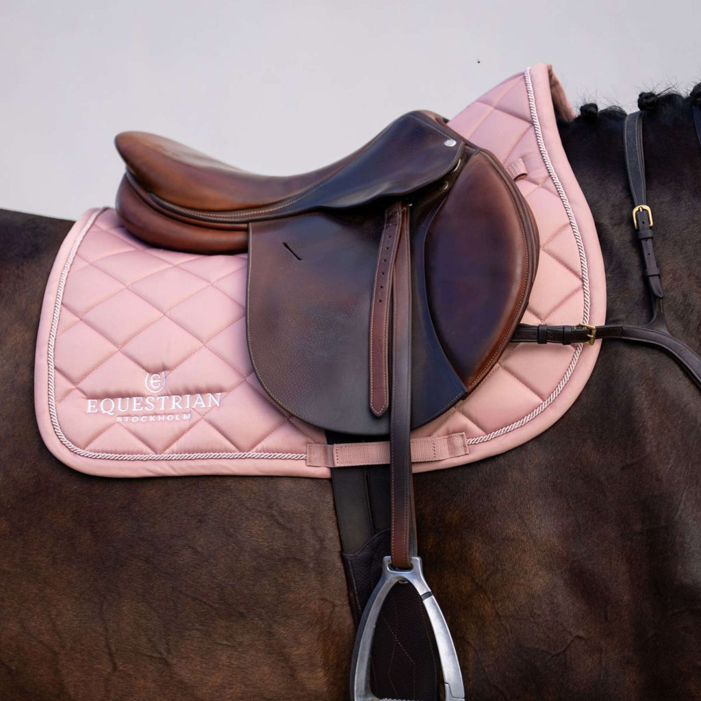 Equestrian Stockholm Sottosella Line saltando Rosa