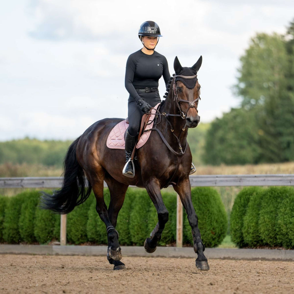 Equestrian Stockholm Sottosella Line saltando Rosa