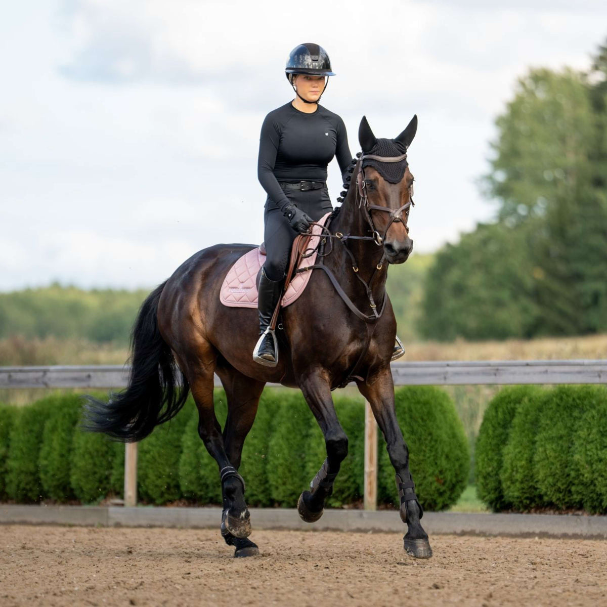 Equestrian Stockholm Sottosella Line saltando Rosa