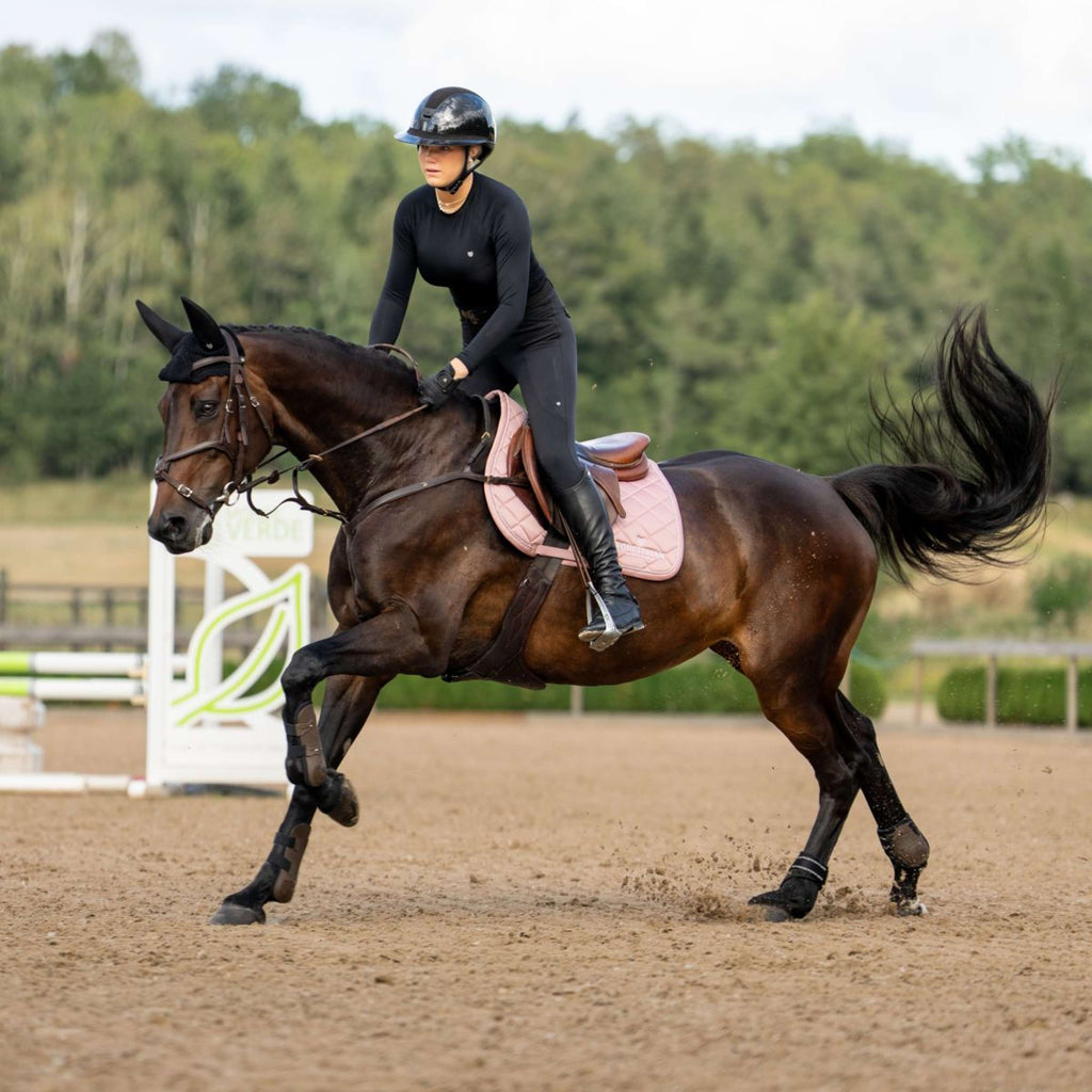 Equestrian Stockholm Sottosella Line saltando Rosa