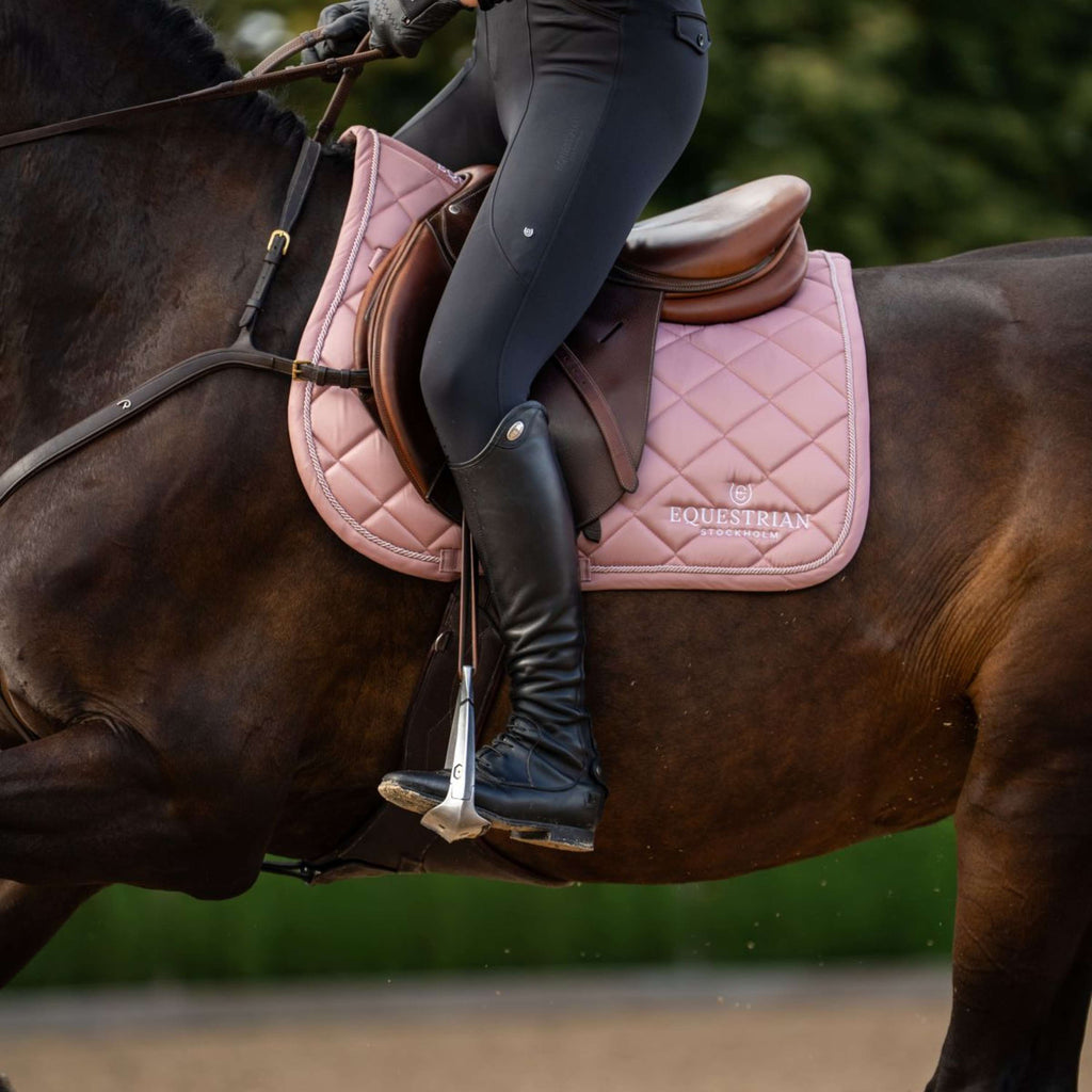 Equestrian Stockholm Sottosella Line saltando Rosa