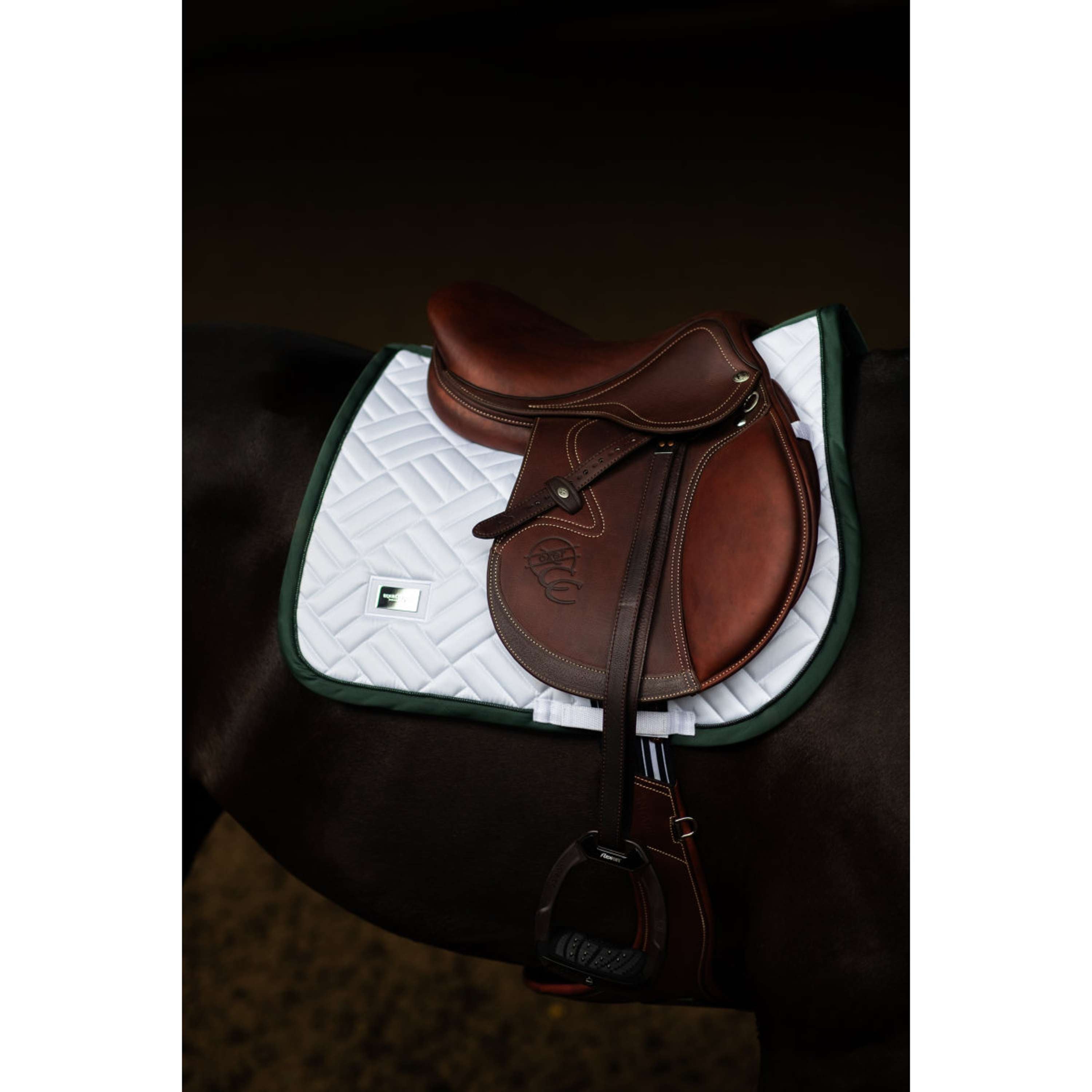 Equestrian Stockholm Sottosella Modern Saltando Bianco/Sycamore Green
