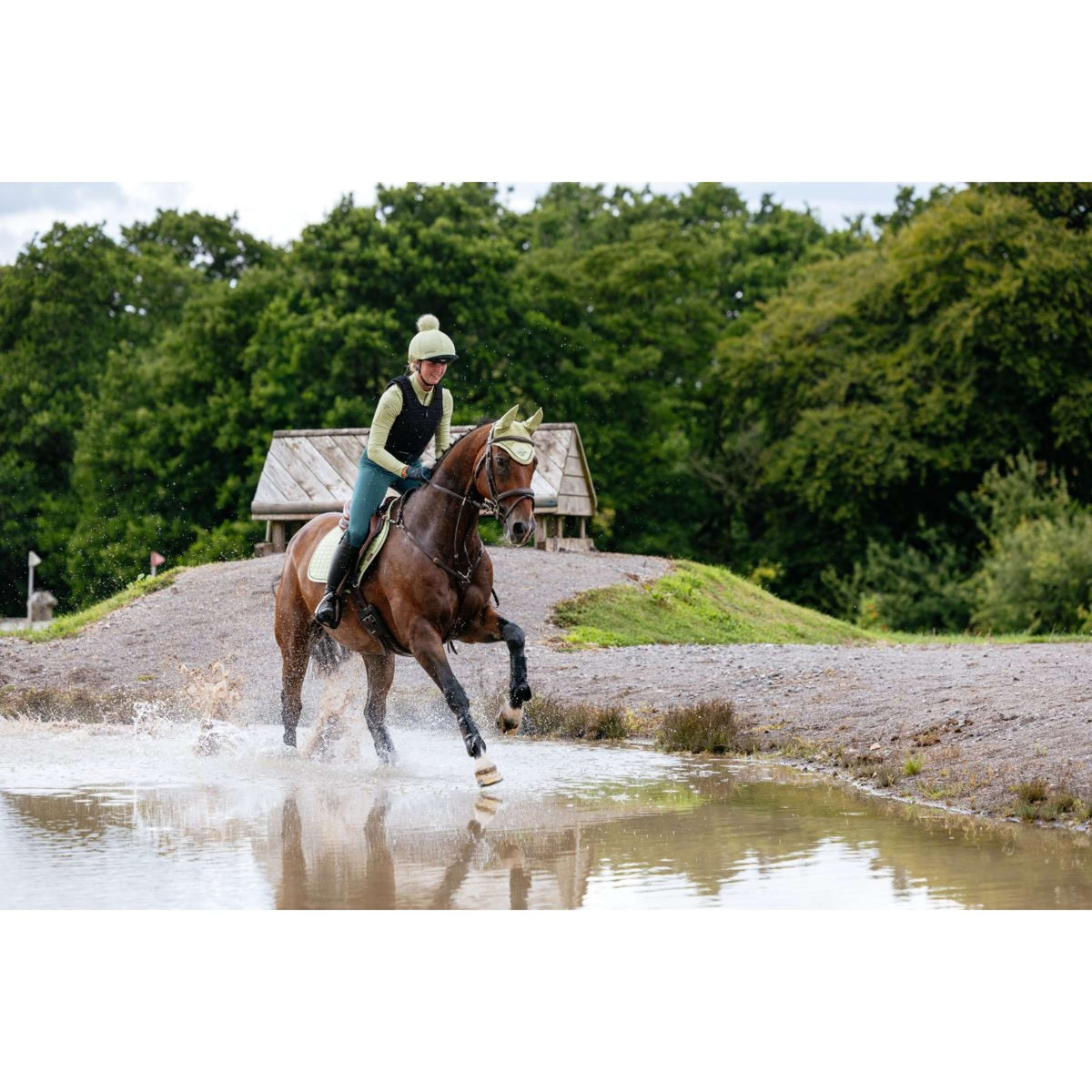 LeMieux Sottosella Suede Close Contact Square saltando Macaron