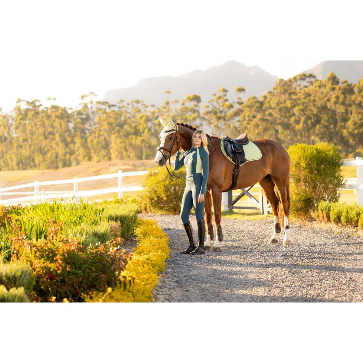 LeMieux Sottosella Suede Close Contact Square saltando Macaron