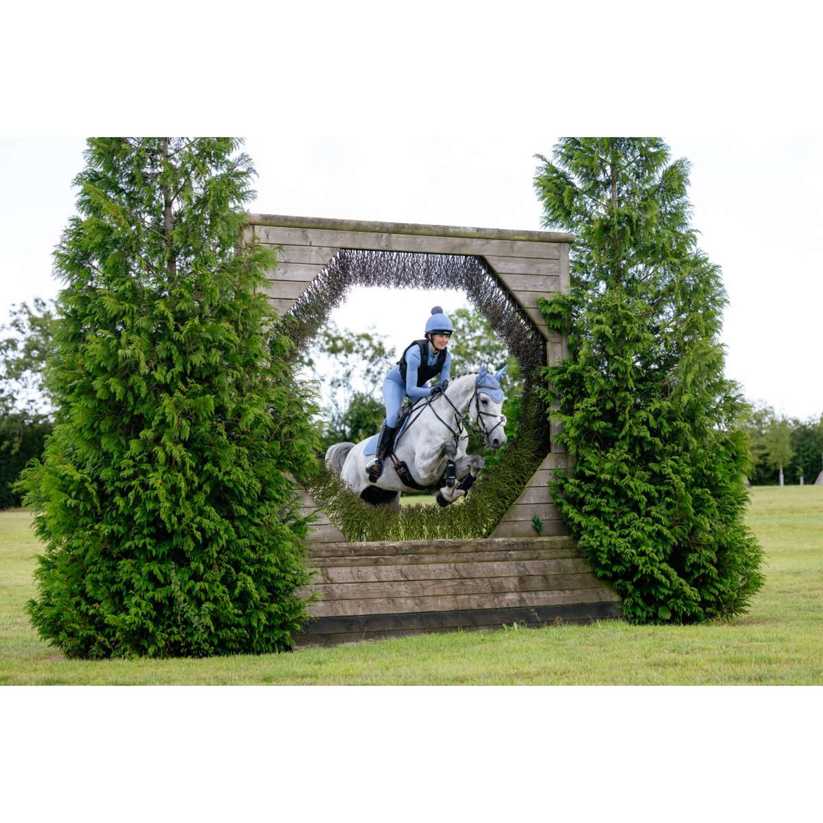 LeMieux Sottosella Suede Close Contact Square saltando Powder Blue