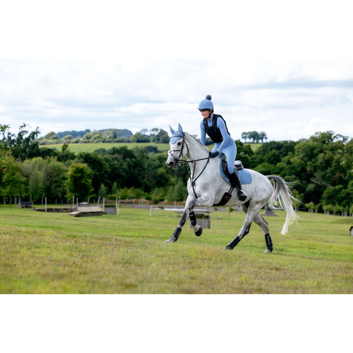 LeMieux Sottosella Suede Close Contact Square saltando Powder Blue