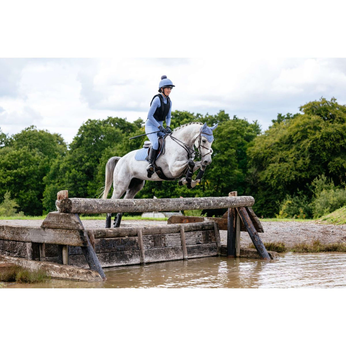 LeMieux Sottosella Suede Close Contact Square saltando Powder Blue