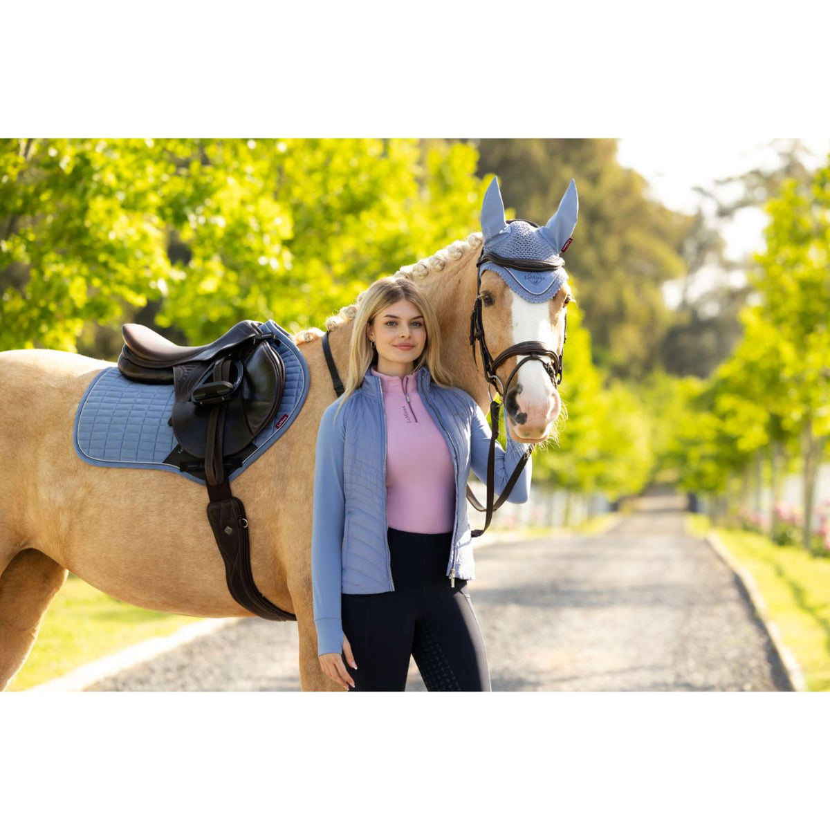 LeMieux Sottosella Suede Close Contact Square saltando Powder Blue