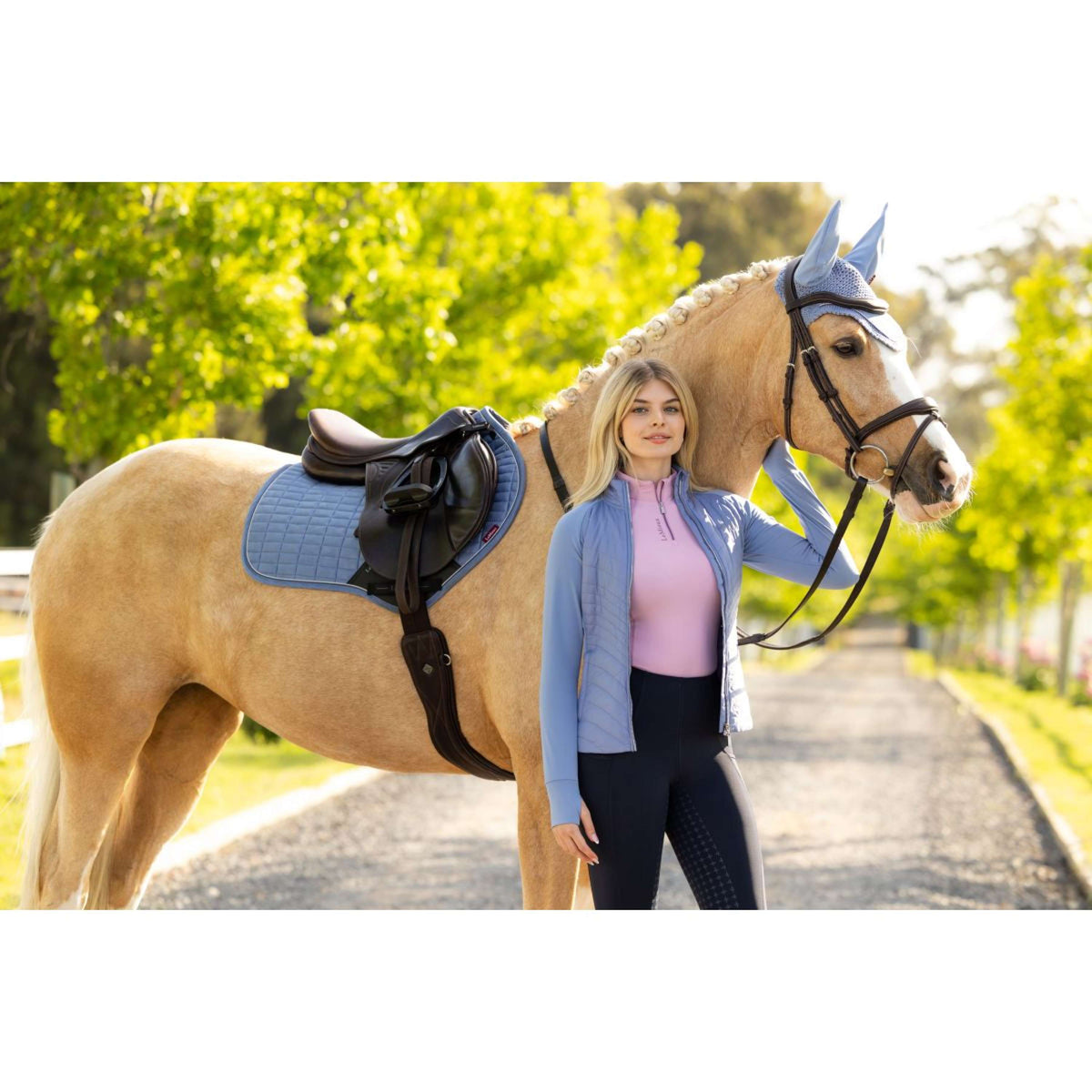 LeMieux Sottosella Suede Close Contact Square saltando Powder Blue