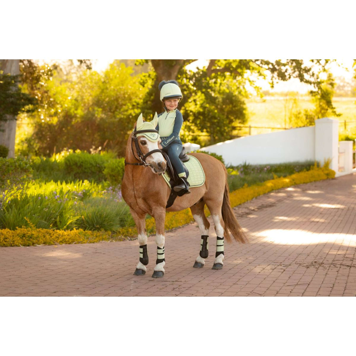 LeMieux Sottosella Mini Suede Close Contact Square saltando Macaron