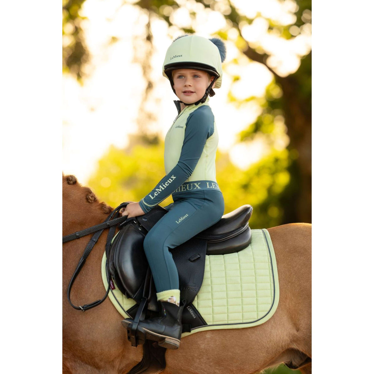 LeMieux Sottosella Mini Suede Close Contact Square saltando Macaron