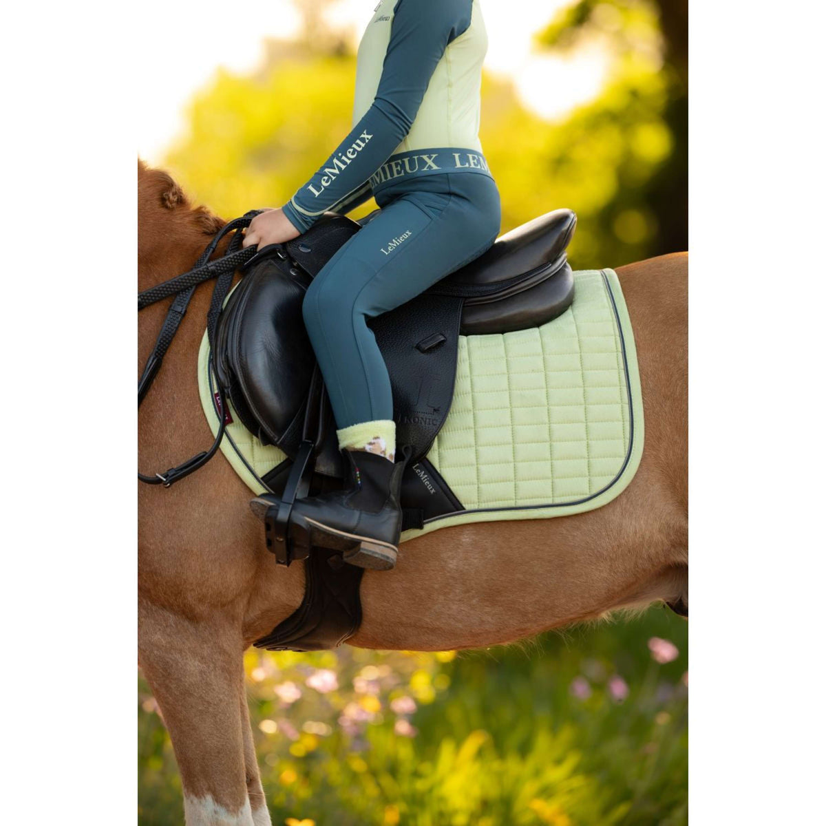 LeMieux Sottosella Mini Suede Close Contact Square saltando Macaron