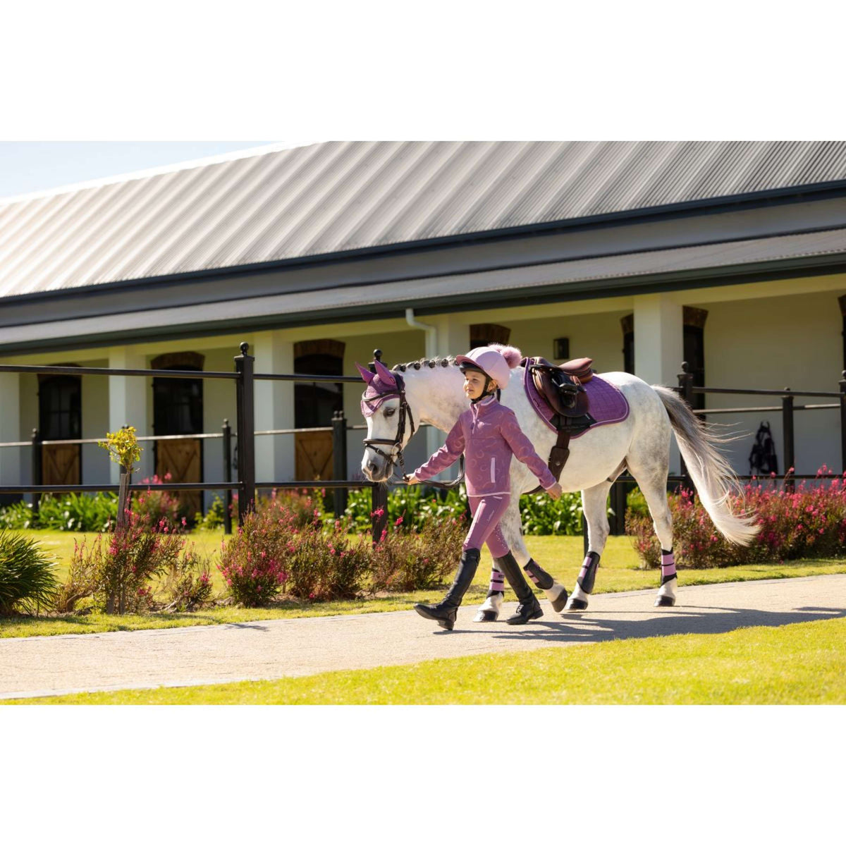 LeMieux Sottosella Mini Suede Close Contact Square saltando Mallow