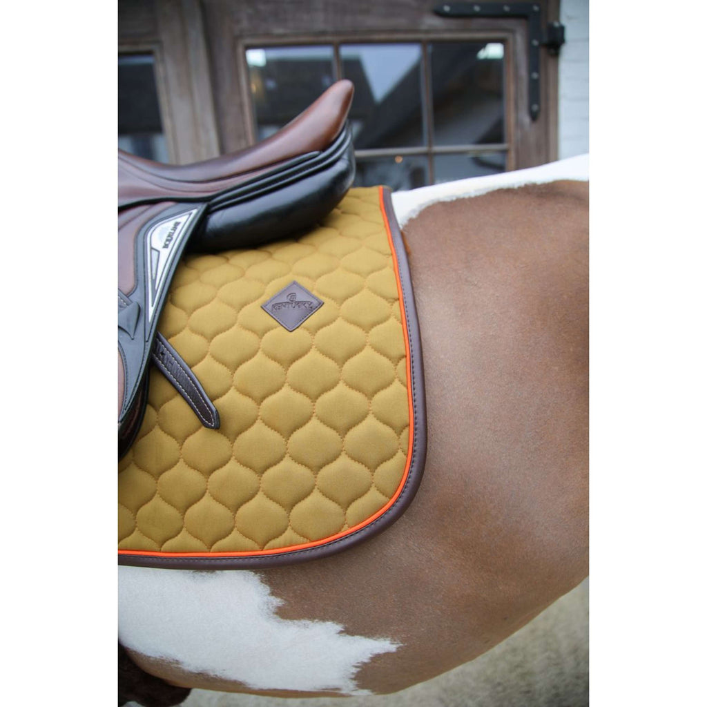 Kentucky Horsewear Sottosella Onion Quilt Leather Neon saltando Cachi