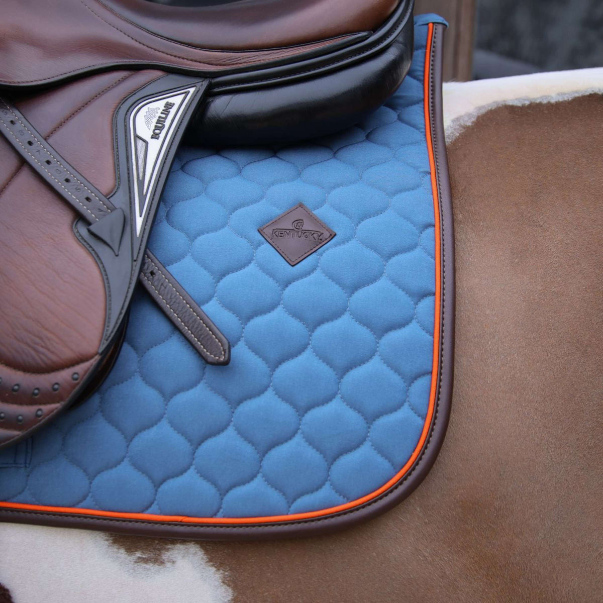 Kentucky Horsewear Sottosella Onion Quilt Leather Neon saltando Blu