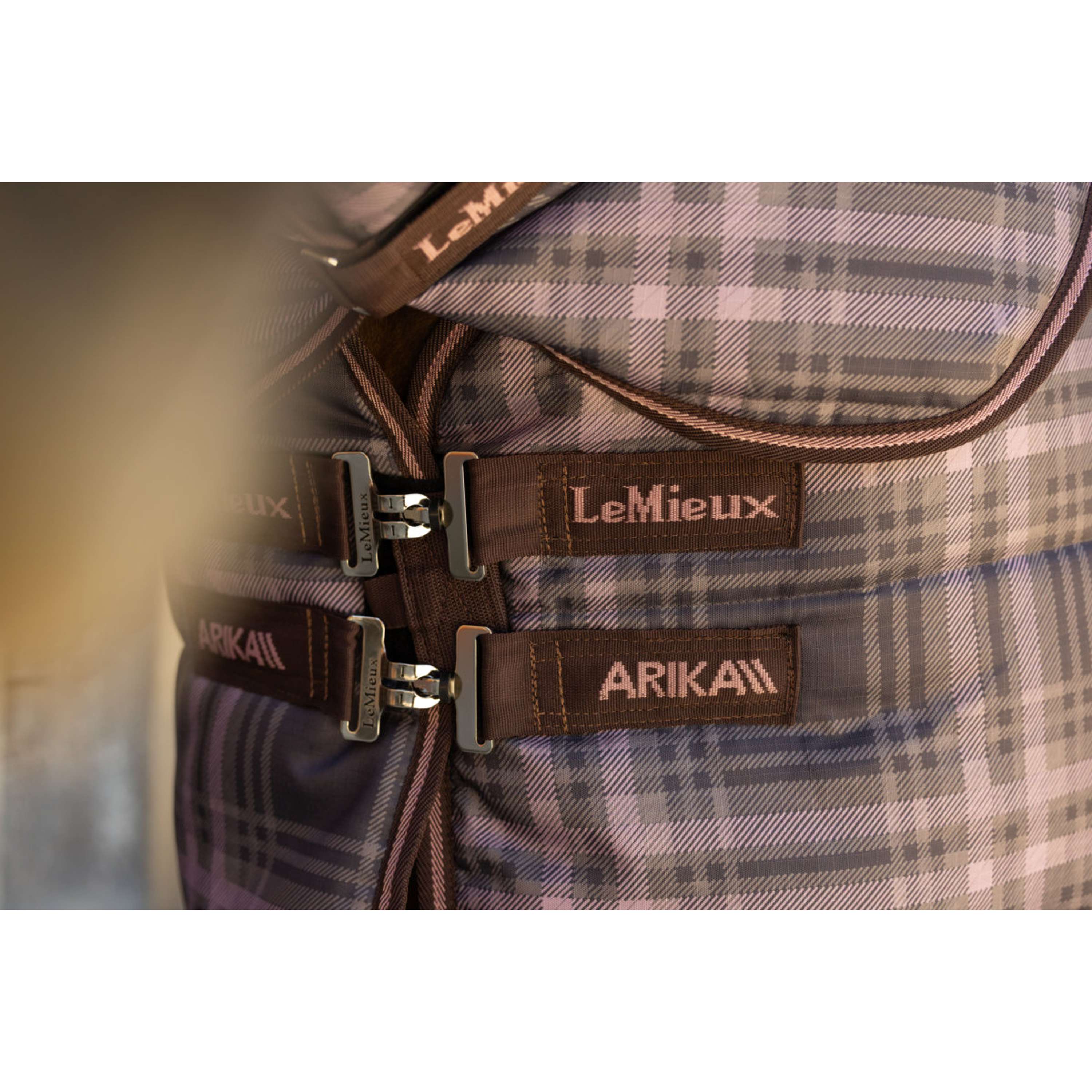 LeMieux Coperta da scuderia Arika Heritage Check with Neck 200g Cocoa