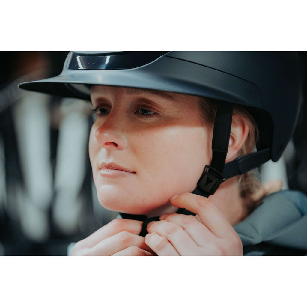 Pikeur Cappellino AirLuxe Pure Visiera lunga Midnight Blue